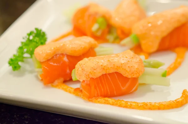 Rolos de salmão comida japonesa — Fotografia de Stock