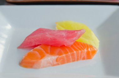 sashimi çanak üzerinde