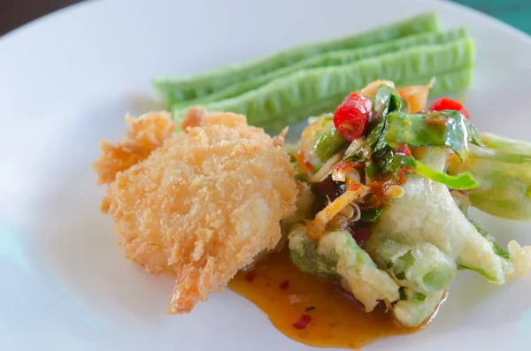 Camarones fritos y salsa de chile — Foto de Stock