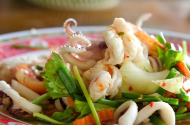 Baharatlı deniz ürünleri tabağı