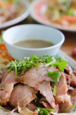 kavrulmuş domuz eti