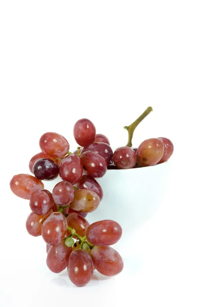 Rode druiven in witte kom — Stockfoto