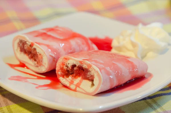 Strawberry crepe roll — Stock Photo, Image