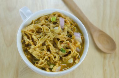 ahşap zemin üzerine sarı erişte