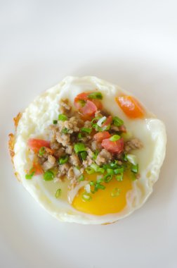 domuz eti ile kızarmış yumurta