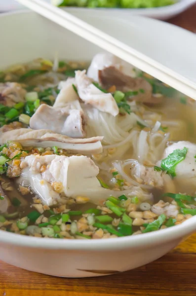 Vietnames noodle soep in kom — Stockfoto