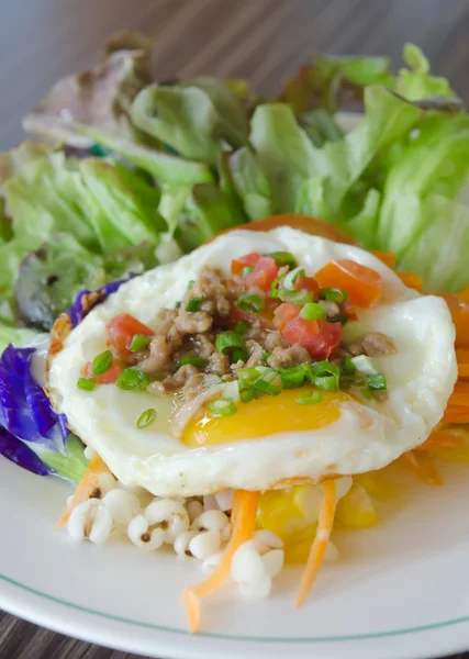 Salade met eieren en varkensvlees — Stockfoto