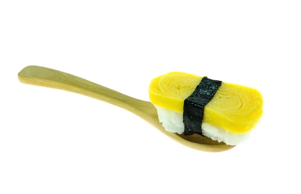 Яичный суши с ложкой — стоковое фото