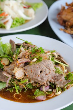 Baharatlı karaciğer salata