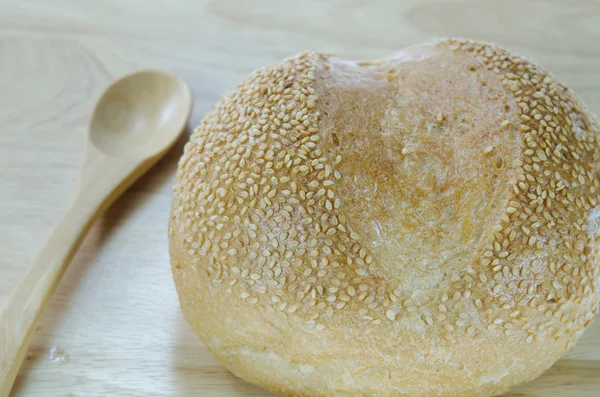 Świeży chleb z łyżeczką — Zdjęcie stockowe