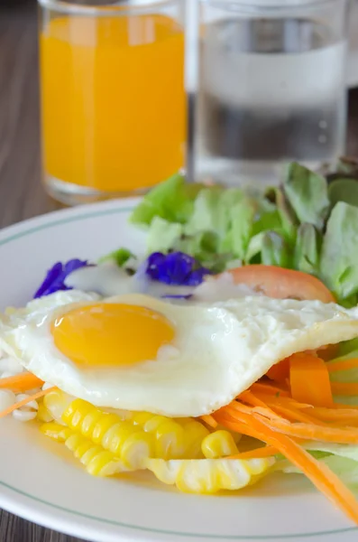 Salad and egg — Stock Photo, Image