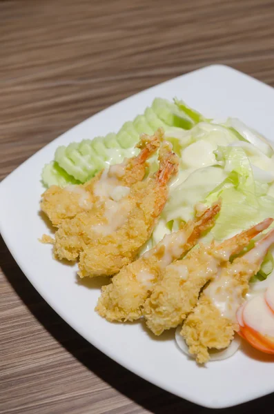 Salada de camarão no prato — Fotografia de Stock