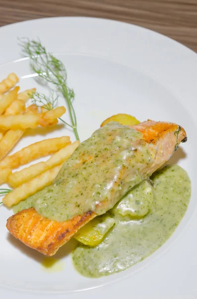 Bife de salmão grelhado — Fotografia de Stock