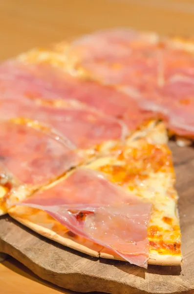 Pizza med skinka — Stockfoto