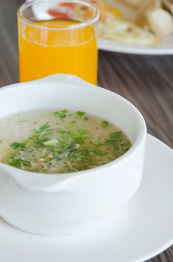 pirinç çorbası ve meyve suyu