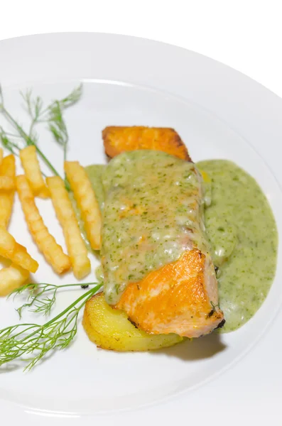 Salmon steak di piring — Stok Foto