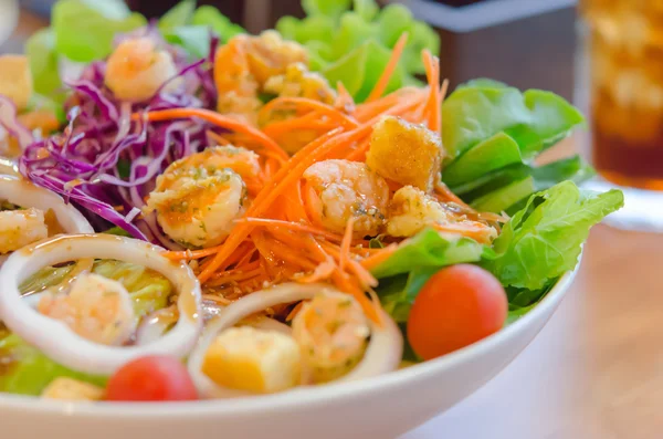 Räkor och färsk sallad — Stockfoto