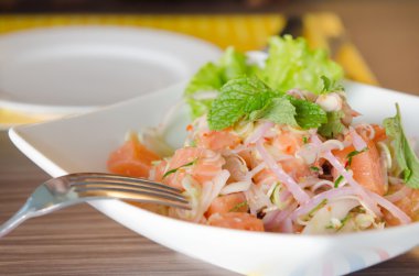 Baharatlı somon ve çatal