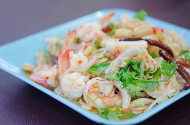 Mavi çanak üzerinde baharatlı salata