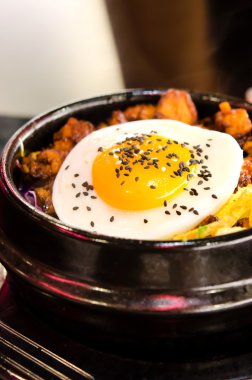 Bibimbap kızarmış yumurta ile