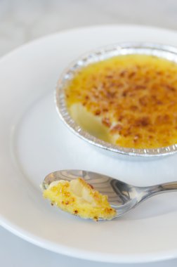 Creme brulee kaşık ile