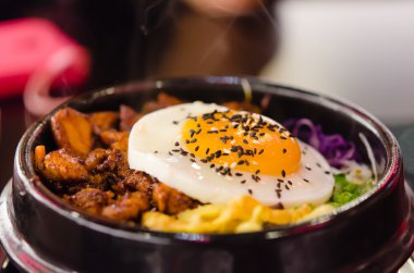 Bibimbap kızarmış yumurta ile
