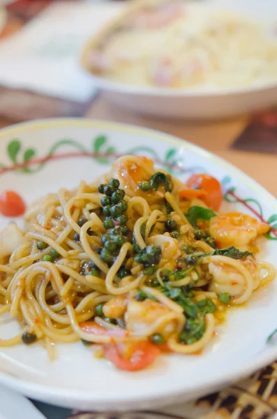 Espaguetis picantes en el plato — Foto de Stock