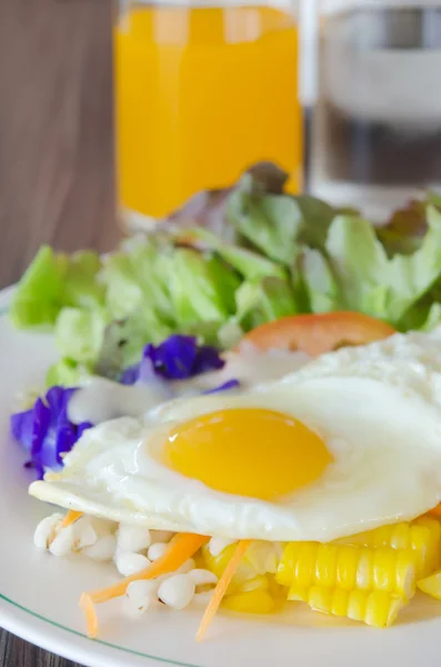 Яйцо и салат на блюде — стоковое фото