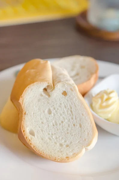 접시 위의 빵 — 스톡 사진
