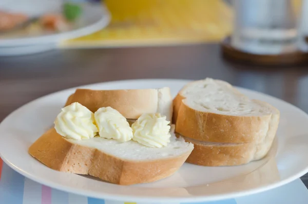 Pan en el plato —  Fotos de Stock