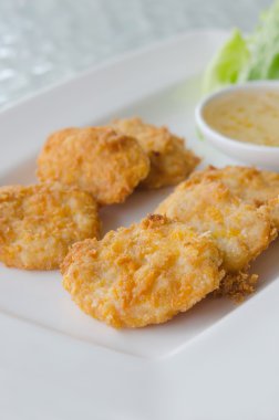 Balık köftesi tabağı üzerinde