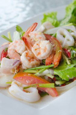 Tay baharatlı salata tabağı üzerinde