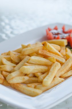 kızarmış patates çanağı üzerinde