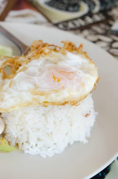 Ovo frito e arroz — Fotografia de Stock