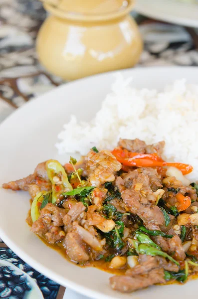 Frittiertes Rindfleisch, asiatisches Essen umrühren — Stockfoto