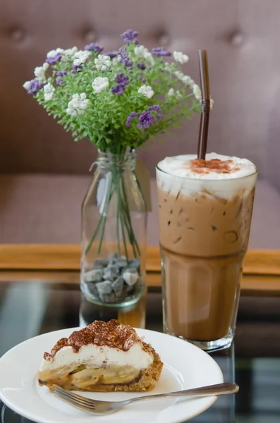아이스 커피와 banoffee 파이 — 스톡 사진