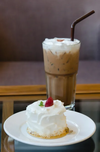 화이트 케이크와 아이스 커피 — 스톡 사진