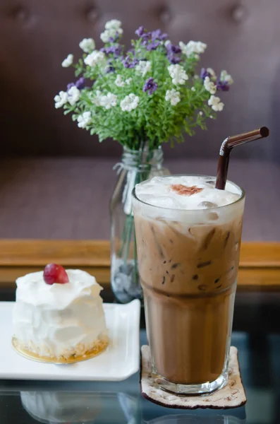 Café glacé et gâteau blanc — Photo