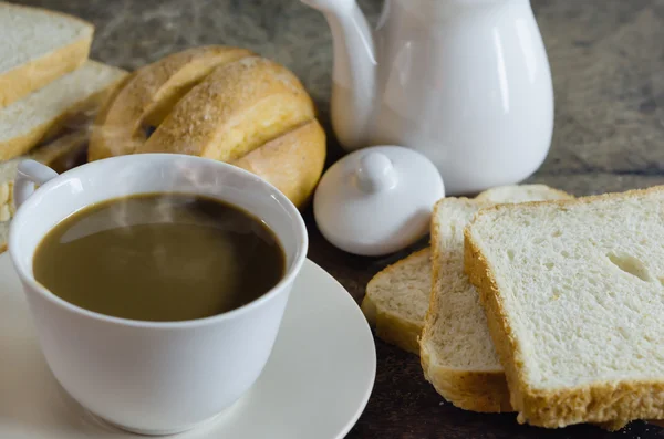 Café quente e pão — Fotografia de Stock