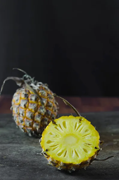 Abacaxi maduro, fruta amarela — Fotografia de Stock