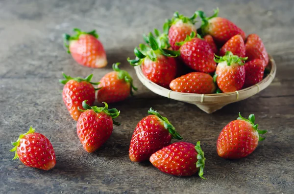 Fresas frescas en cesta —  Fotos de Stock