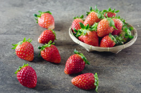 新鲜的草莓上篮 — 图库照片