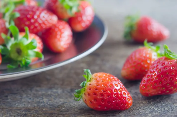 在盘子上的草莓 — 图库照片