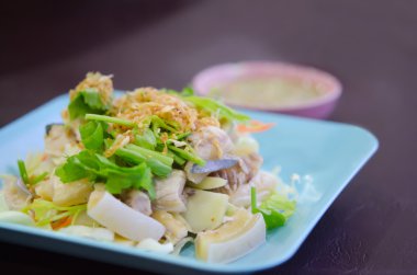 çanak üzerinde balık buğulama