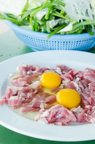 Huevo de yema y carne cruda —  Fotos de Stock