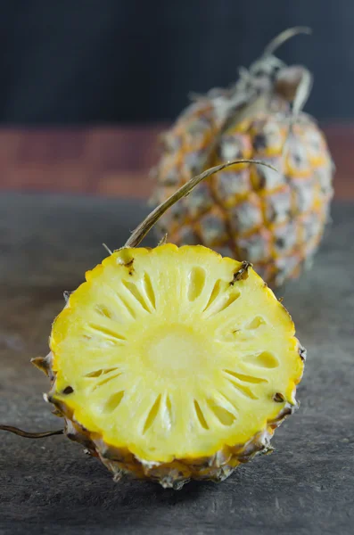 Abacaxi maduro, fruta amarela — Fotografia de Stock