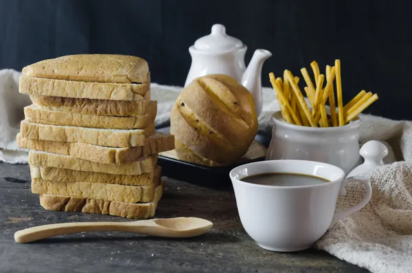 Sıcak kahve ve ekmek — Stok fotoğraf