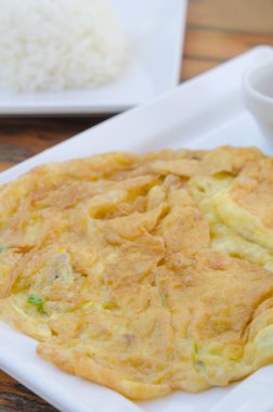 Asya tarzı omlet ve pirinç
