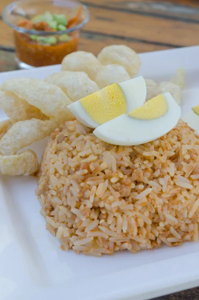 Nasi goreng dan telur rebus — Stok Foto