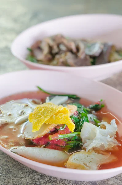 Fideos blancos en sopa rosa —  Fotos de Stock